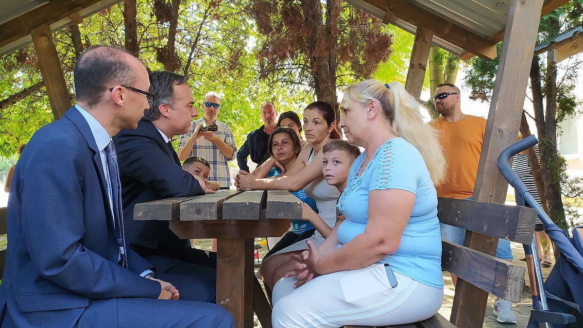 David Pressman beszélget kárpátaljai menekültekkel Esztergom-Kertvárosban