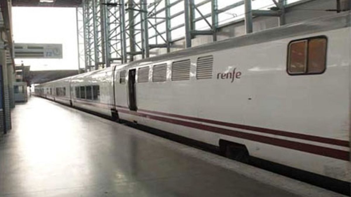 Fotografía de un tren en la red ferroviaria española.