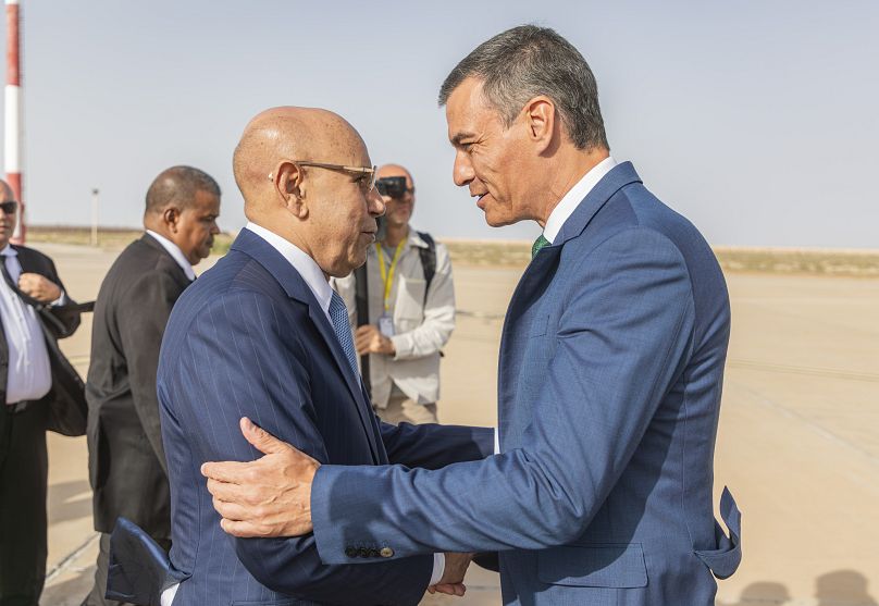 Prime Minister of Spain Pedro Sánchez is welcomed by Mauritanian President Mohamed Ould Ghazouani.