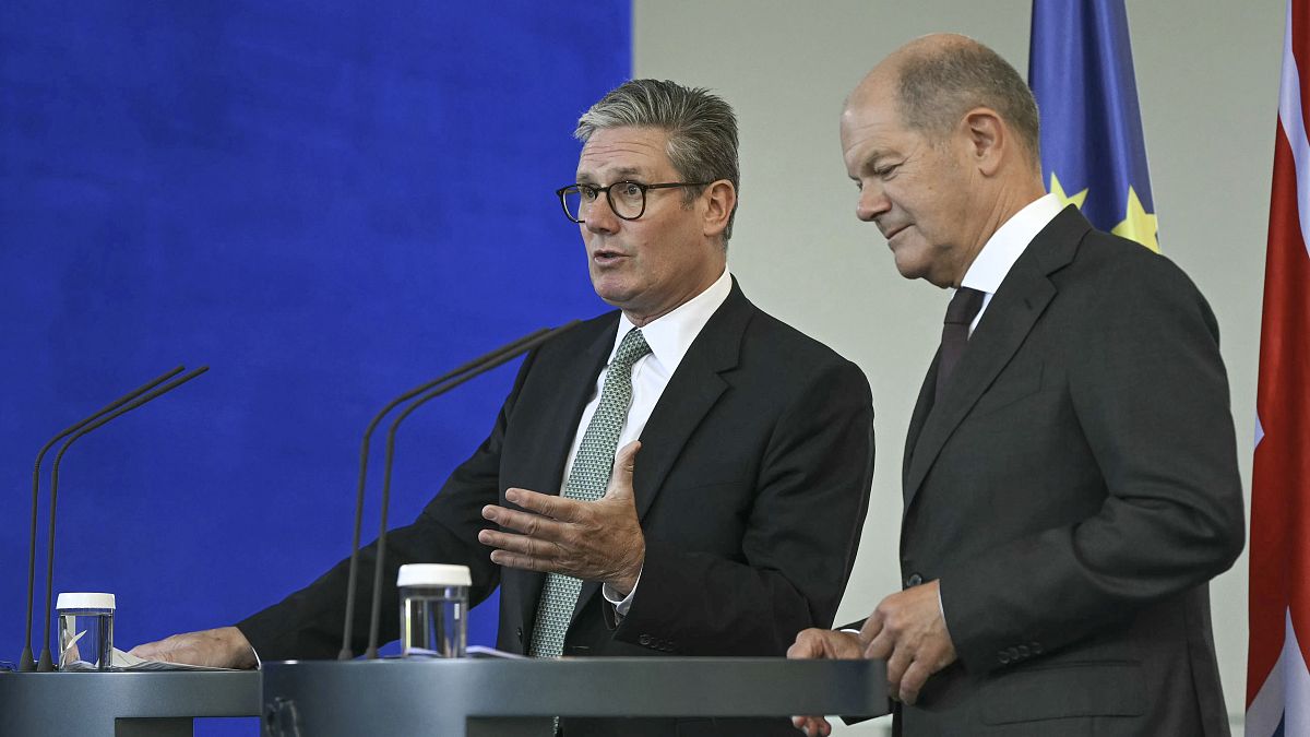 Il primo ministro britannico Keir Starmer, a sinistra, e il cancelliere tedesco Olaf Scholz hanno tenuto una conferenza stampa alla Cancelleria di Berlino (28 agosto 2024) 