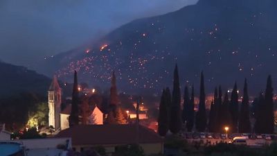 Un feu de forêt à Zrnovnica près de Split en Croatie. 