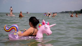 Fürdőzők a balatonboglári Platán strandon