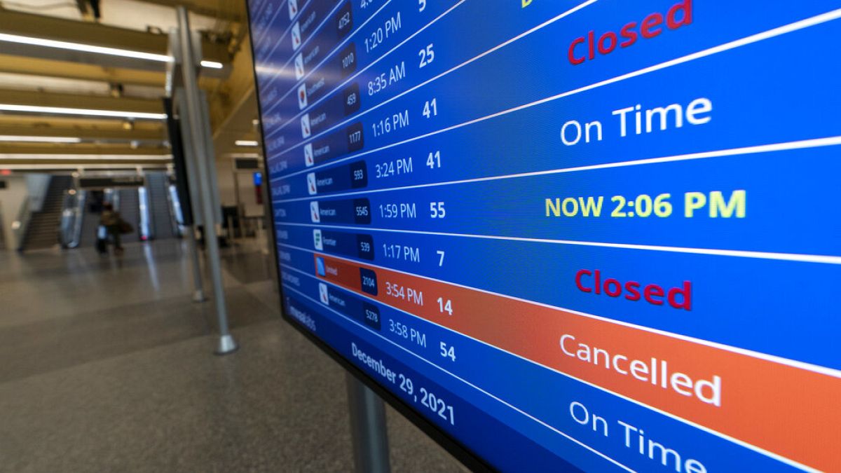 Un vol est annulé sur le tableau des départs de l'aéroport national Ronald Reagan Washington, mercredi 29 décembre 2021, à Arlington, aux États-Unis. 