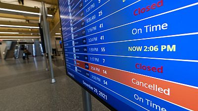 Un vol est annulé sur le tableau des départs de l'aéroport national Ronald Reagan Washington, mercredi 29 décembre 2021, à Arlington, aux États-Unis. 