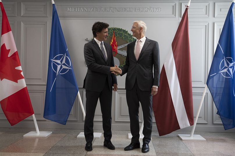 Le Premier ministre canadien Justin Trudeau avec le Premier ministre letton Krisjanis Karins à la base militaire d'Ādaži, en Lettonie le lundi 10 juillet 2023.