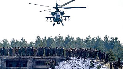 Egy amerikai Boeing AH-64 Apache harci helikopter repül a Crystal arrow 2022 NATO hadgyakorlaton a lettországi Adazi katonai lőtéren 2022. március 11-én, pénteken. Körülbelül 2,8