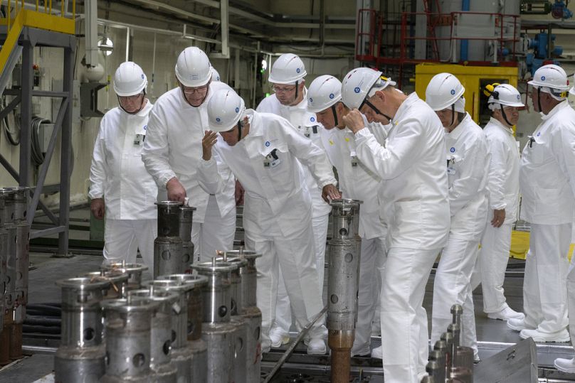 Il capo dell'Aiea Rafael Grossi, visita la centrale nucleare di Kursk  fuori dalla città di Kurchatov, nella regione di Kursk, Russia, martedì 27 agosto 2024