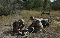 Des soldats ukrainiens de la 65e brigade pratiquent des évacuations médicales à l'aide d'un drone tout-terrain "Vepryk" dans la région de Zaporijjia, mercredi 28 août.