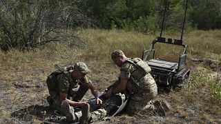 Des soldats ukrainiens de la 65e brigade pratiquent des évacuations médicales à l'aide d'un drone tout-terrain "Vepryk" dans la région de Zaporijjia, mercredi 28 août.