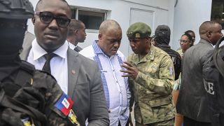 Haïti : le Premier ministre Gary Conille au chevet de policiers blessés