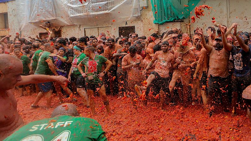 Los participantes se lanzan tomates en La Tomatina