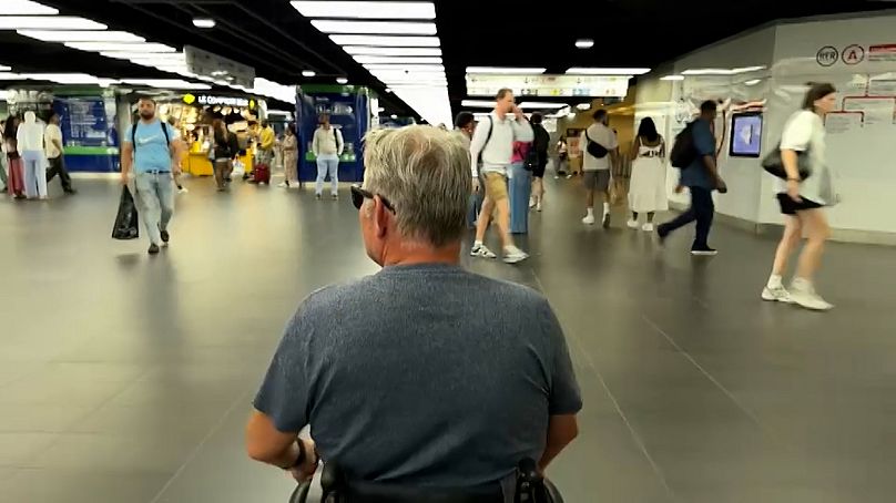 Franck Maille dans le labyrinthe de couloirs du métro parisien.