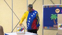 Nicolás Maduro votando. 