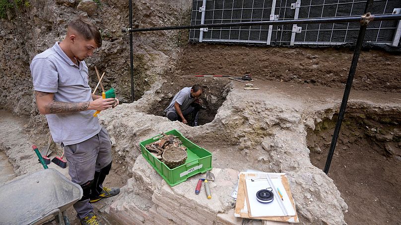 Arqueólogos trabajan en la excavación del teatro del antiguo emperador romano Nerón, siglo I d.C., durante una vista previa para la prensa, en Roma, 26/07/2023