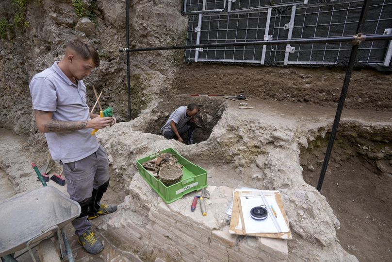 Archeologi al lavoro nel sito di scavo del teatro dell'antico imperatore romano Nerone, I secolo d.C. a Roma