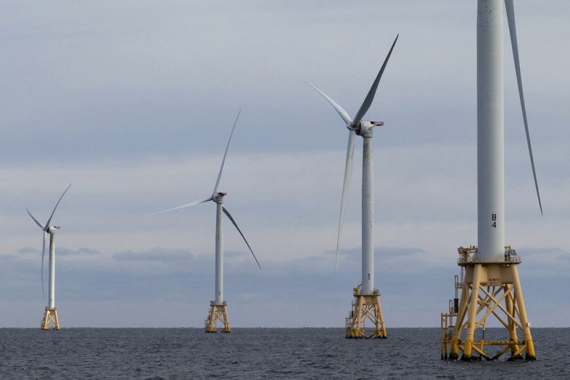 ARCHIVO - Turbinas en funcionamiento en el parque eólico de Block Island, el 7 de diciembre de 2023, frente a la costa de Block Island.