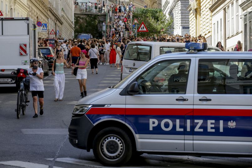 Ein Polizeiauto steht am Freitag, 9. August 2024, in der Nähe von versammelten MauerseglerInnen in Wien.