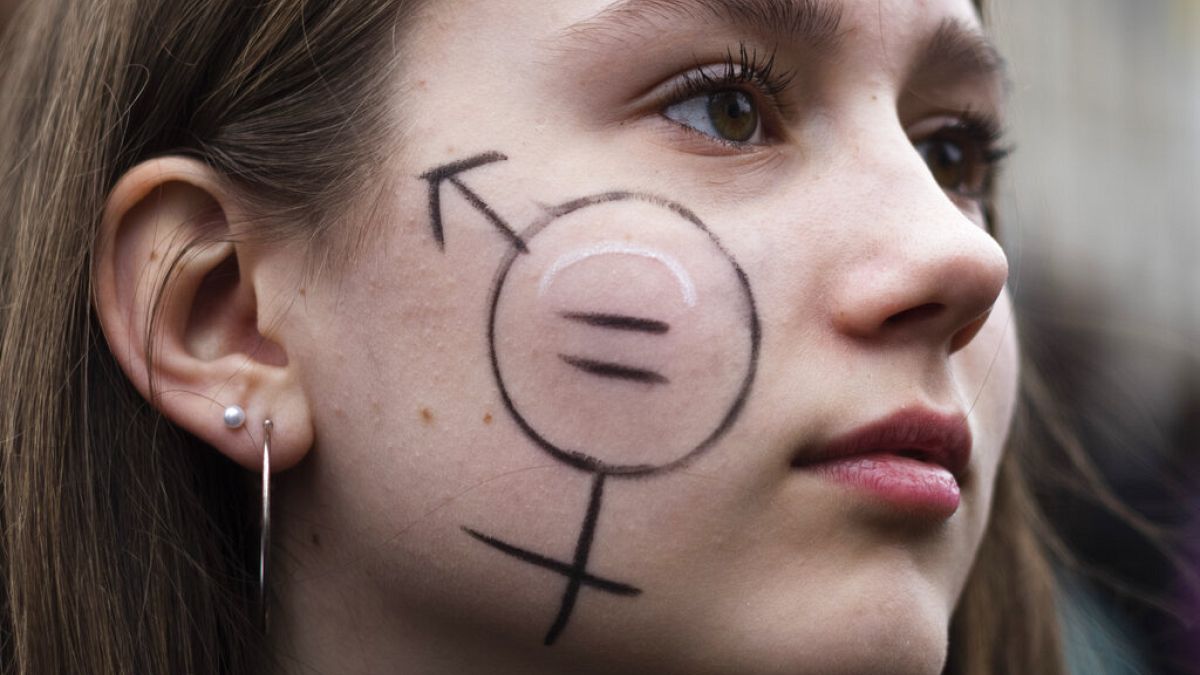 Una donna con un disegno sul viso partecipa a una manifestazione per la Giornata internazionale della donna 2023 a Berlino, Germania, 8 marzo 2023