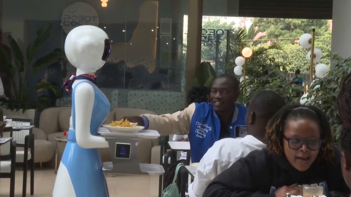 Captura de vídeo: Un camarero robótico atiende a los comensales en el Robot Cafe de Nairobi.