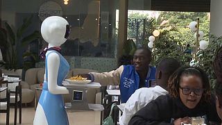 Captura de vídeo: Un camarero robótico atiende a los comensales en el Robot Cafe de Nairobi.