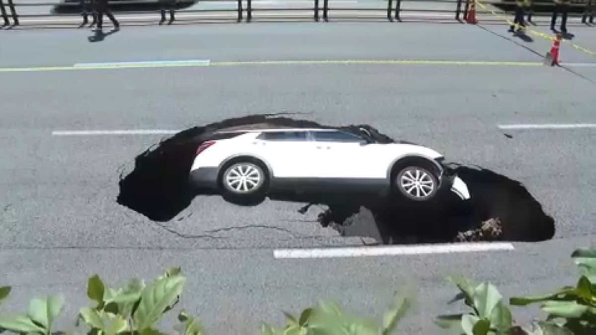 Une voiture engloutie par un trou en Corée du Sud