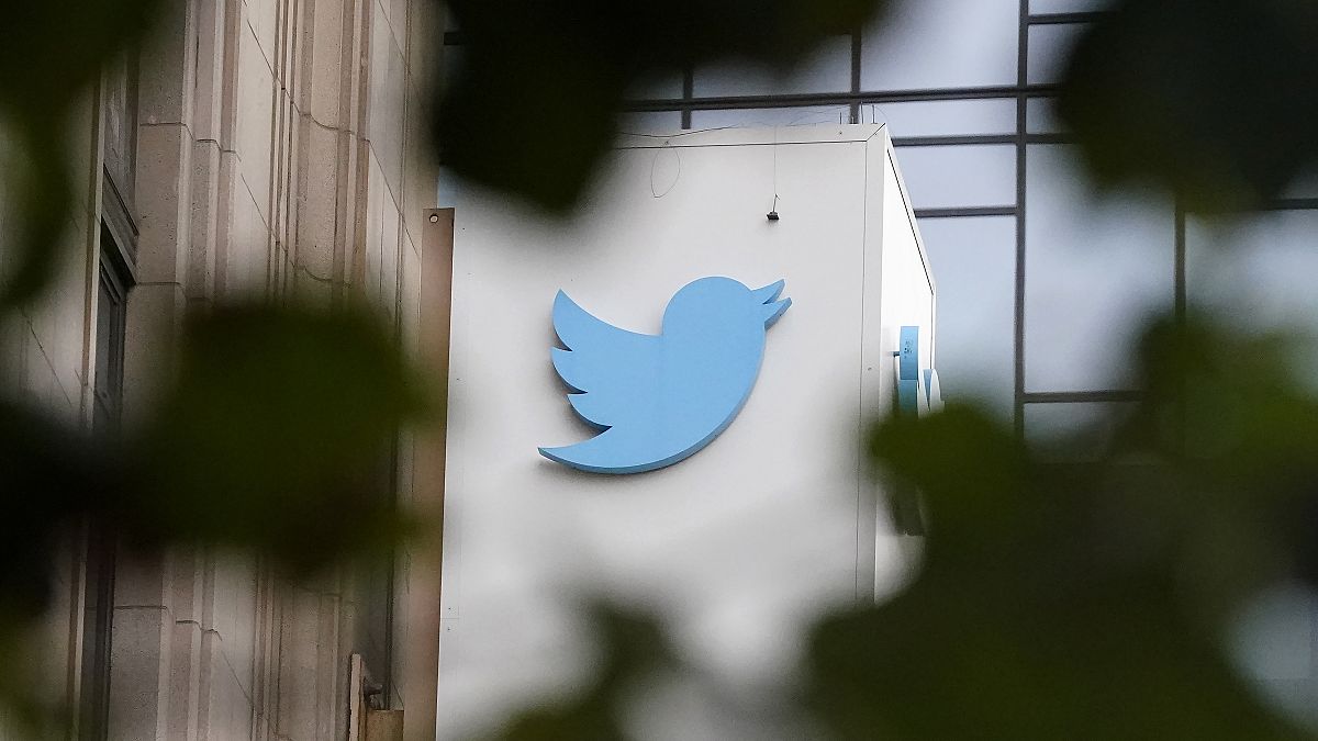 San Francisco'daki Twitter genel merkezinde Twitter (X) tabelası görülüyor, 8 Aralık 2022.