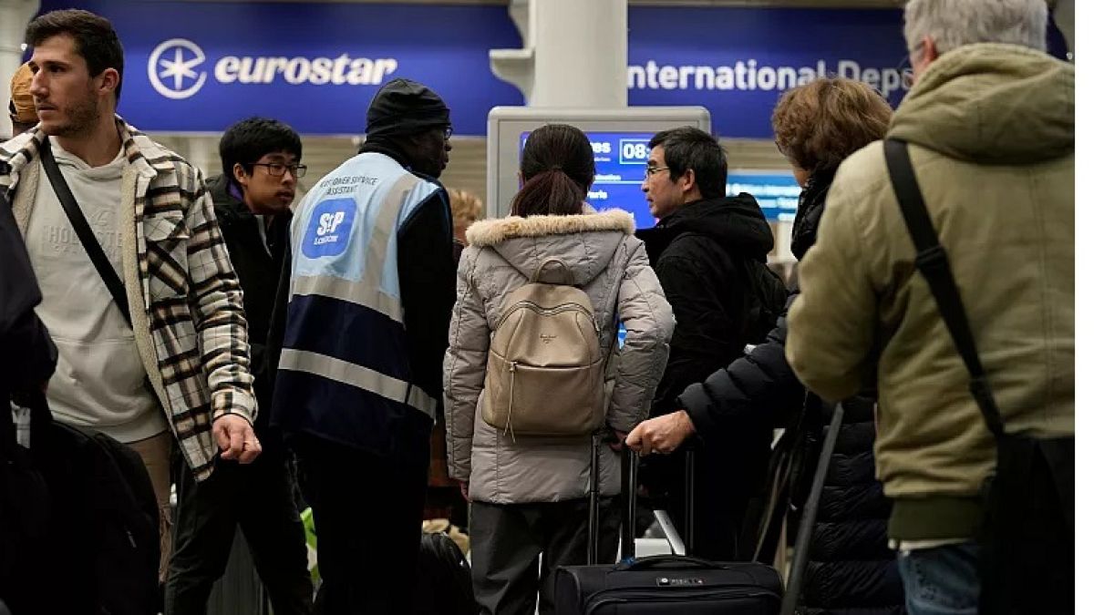 Reisende stehen am 22. Dezember 2023 am Bahnhof St. Pancras in London für Eurostar-Züge an. 