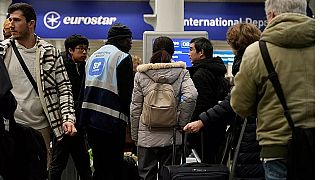 Reisende stehen am 22. Dezember 2023 am Bahnhof St. Pancras in London für Eurostar-Züge an. 