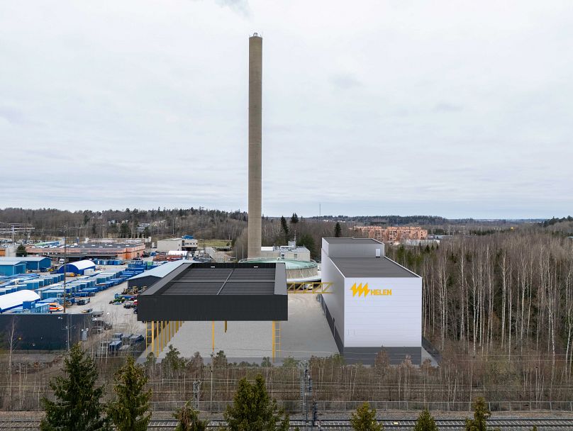 Im Fernheizwerk Patola in Helsinki wird die größte Luft-Wasser-Wärmepumpe der Welt installiert.