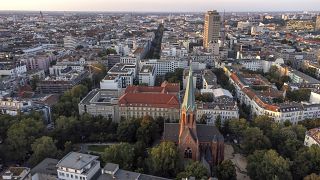 Vista aérea do bairro de Wilmersdorf com edifícios de escritórios e casas de apartamentos perto da igreja católica de São Ludwig em Berlim, Alemanha, terça-feira, 7 de setembro de 2021.