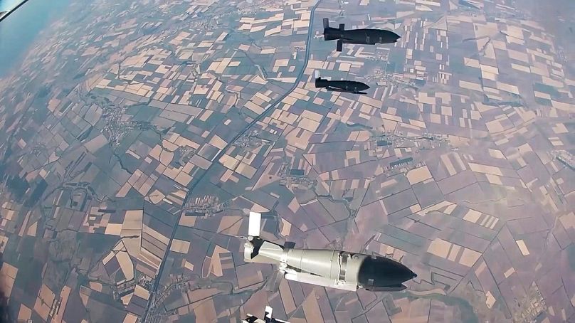 Bombas planeadoras lanzadas por un avión de guerra ruso camino de sus objetivos en medio de una incursión de las fuerzas ucranianas en la región rusa de Kursk. 