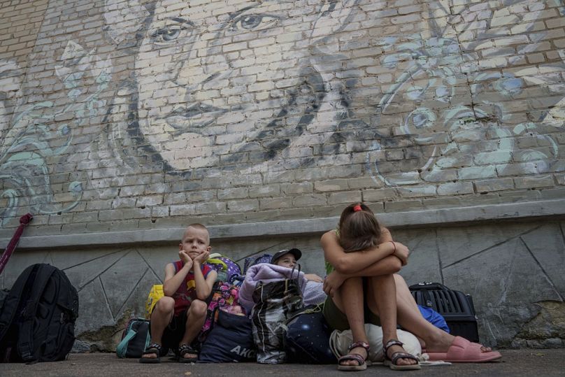 Menschen warten auf die Evakuierung in Pokrowsk, Region Donezk, Ukraine, Freitag, 23. August 2024.