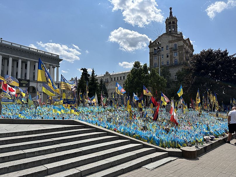 Ein provisorisches Denkmal für gefallene Soldaten am Maidan-Platz in Kiew.