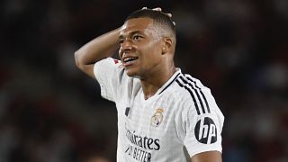 Mbappé, 18 Ağustos 2024 Pazar günü İspanya'nın Palma de Mallorca kentindeki Son Moix Stadyumu'nda Mallorca ile Real Madrid arasında oynanan maçta görüntüleniyor.