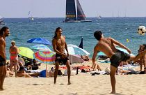 Turistas en la playa de Barcelona. 