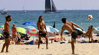 Turistas en la playa de Barcelona. 