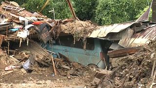 Une voiture ensevelie dans la préfecture d'Aichi au Japon 