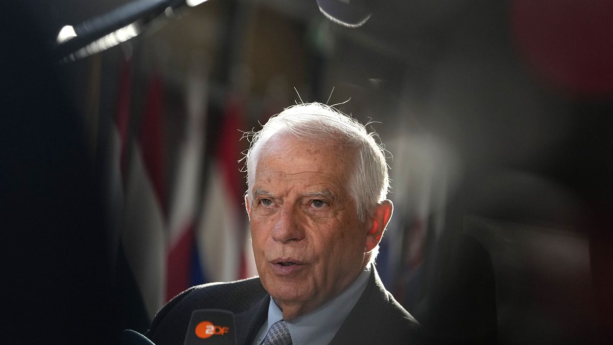 El jefe de la política exterior de la UE, Josep Borrell, habla con los medios de comunicación a su llegada a una reunión de ministros de Asuntos Exteriores en Bruselas, 29 de agosto de 2024.