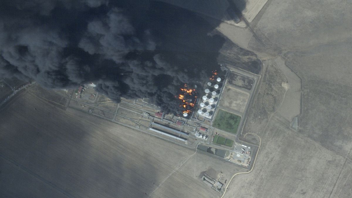 Refinería rusa incendiada tras un ataque ucraniano. 