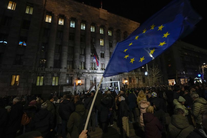 Un manifestante ondea una bandera de la UE durante una protesta en Belgrado en enero.