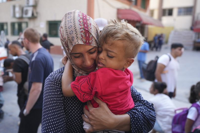 امرأة فلسطينية تودع ابنها المريض قبل مغادرتها قطاع غزة لتلقي العلاج في الخارج عبر معبر كرم أبو سالم، في خان يونس، جنوب قطاع غزة، الخميس 27 يونيو 2024. 