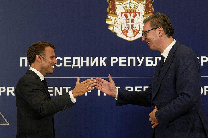 Macron y Vucic saludándose