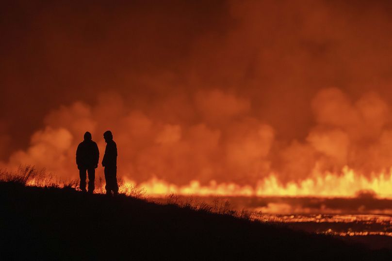 Visitantes intentan obtener una vista de la erupción volcánica en el suroeste de Islandia, 22 de agosto de 2024.