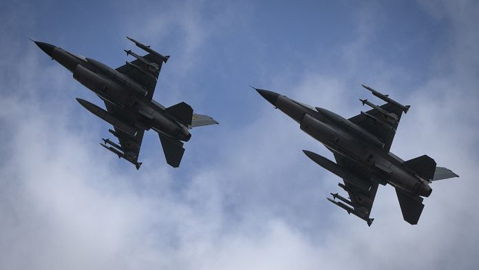 Guerra in Ucraina: distrutto un F-16 donato dall'Occidente, morto il pilota