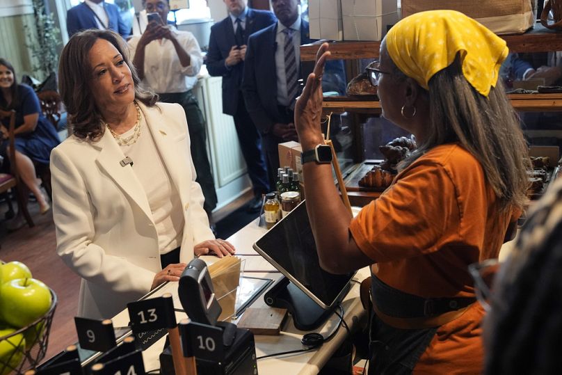 La candidate démocrate à l'élection présidentielle Kamala Harris écoute lors d'un arrêt au Dottie's Market de Savannah (Ga.), jeudi 29 août 2024.