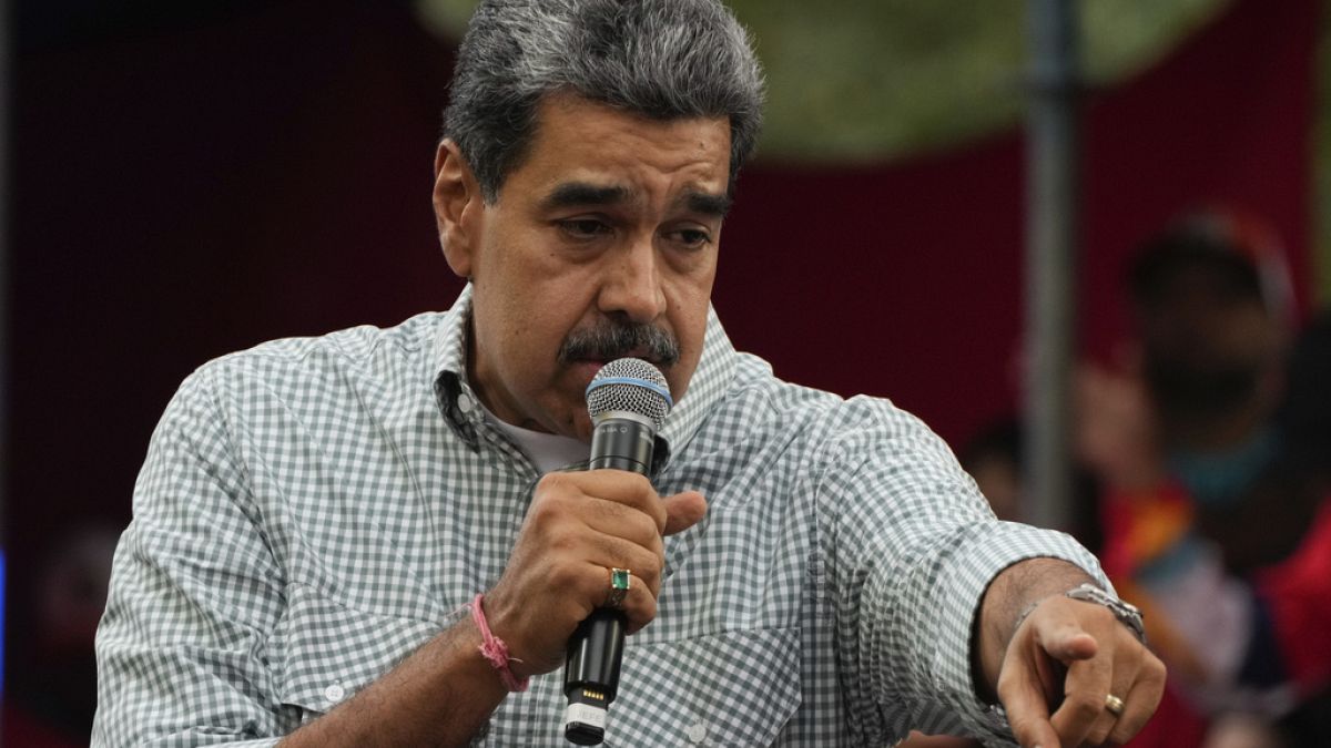 Maduro támogatói előtt tart beszédet Caracasban 2024. augusztus 28-án