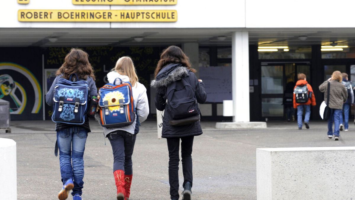 Alunos entram na escola secundária Lessing e na escola primária Robert Boehringer em Winnenden na manhã de segunda-feira, 16 de março de 2009