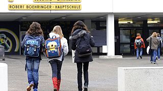 Alunos entram na escola secundária Lessing e na escola primária Robert Boehringer em Winnenden na manhã de segunda-feira, 16 de março de 2009