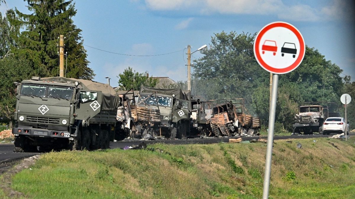 Uma coluna de camiões do exército russo danificados por bombardeamentos das forças ucranianas é vista na autoestrada no distrito de Sudzhansky, na região de Kursk, na Rússia, a 9 de agosto de 2024. 