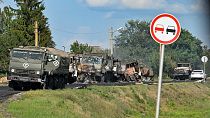 Une colonne de camions de l'armée russe endommagés par les tirs d'obus des forces ukrainiennes dans la région de Kursk en Russie.